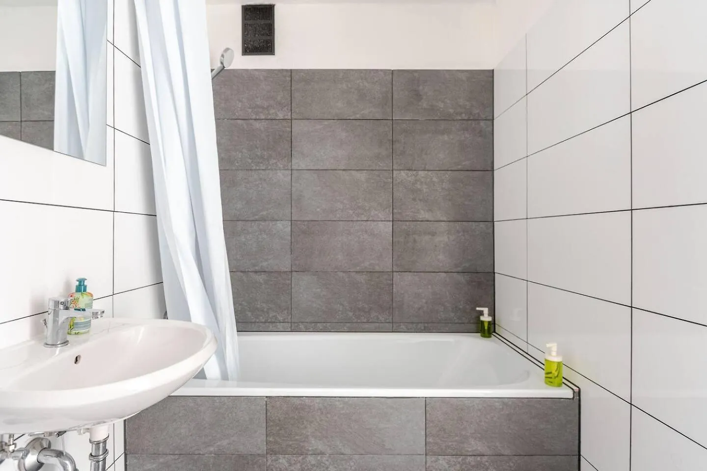 Charming Zimmer Koeln Messenaehe Apartmán